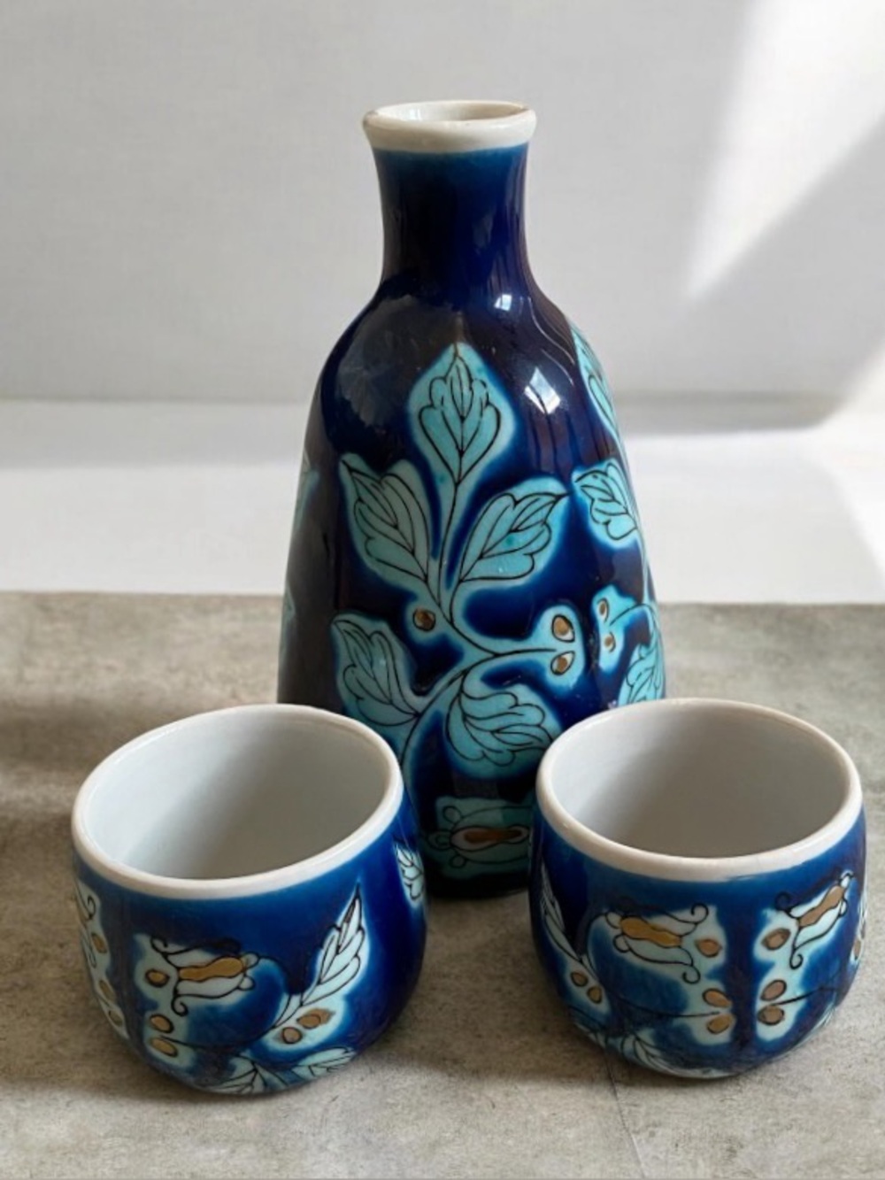 VINTAGE JAPANESE KUTANI 3 PIESE SAKE SET